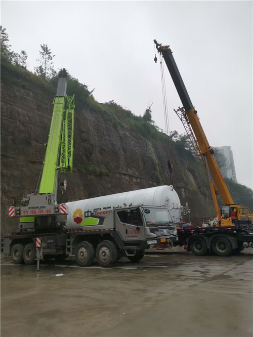 正阳县“不怕风雨冻”—— 吊车的 “恶劣环境适应” 技术